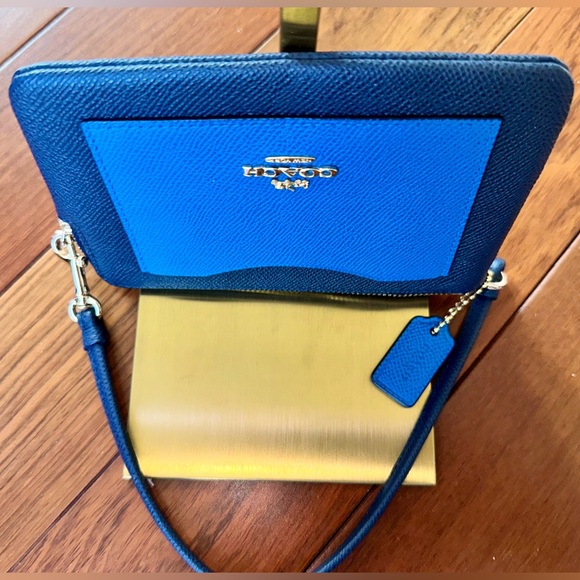 Coach Two-Tone Blue Color-Block Corner-zip Wristlet EUC - Picture 9 of 9